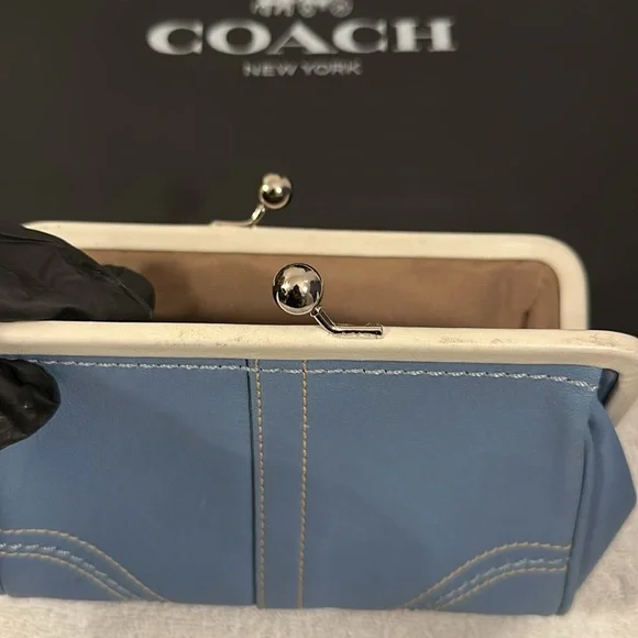 Coach Blue and White kiss lock Women's wristlet - Picture 8 of 15